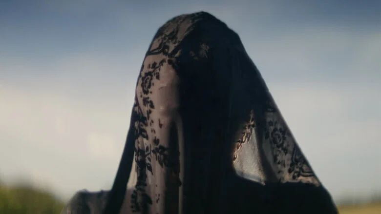 زنی در محوطه